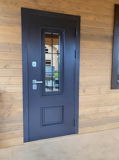 Дверь с остеклением Дверь с остеклением