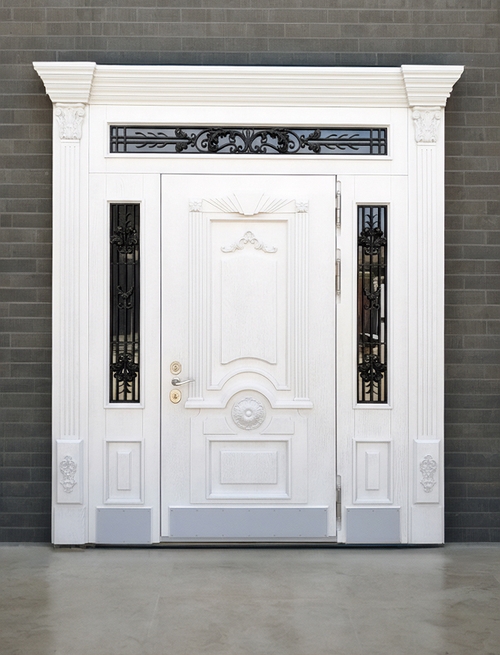 Парадная белая дверь с капителями Парадная белая дверь с капителями
