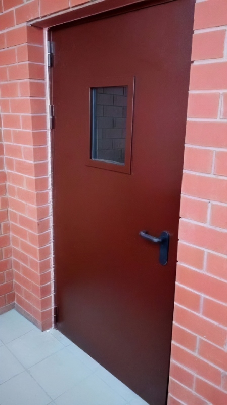 Дверь ei с небольшим окном Дверь ei с небольшим окном