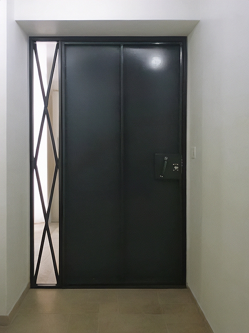 Дверь с решеткой сбоку Дверь с решеткой сбоку