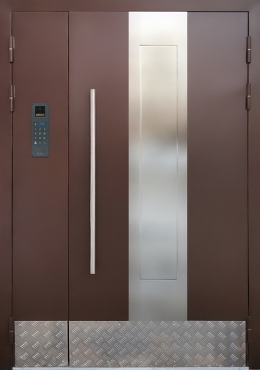 Подъездная полуторастворчатая дверь со стеклом, рифленым отбойником, длинной ручкой (коричневая покраска)