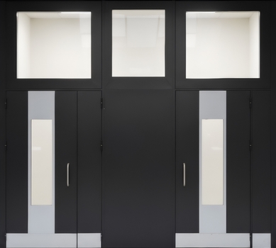 Нестандартная входная подъездная группа с остеклением, отбойниками и черным окрашиванием Нестандартная входная подъездная группа с остеклением, отбойниками и черным окрашиванием