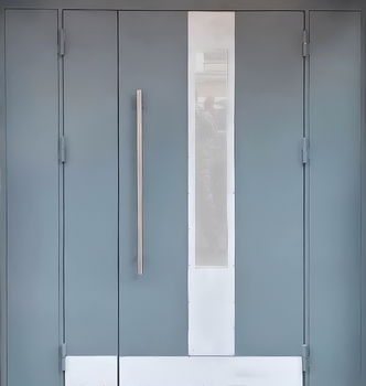 Стальная полуторная подъездная дверь с остеклением, отбойником и серым полимерным окрашиванием